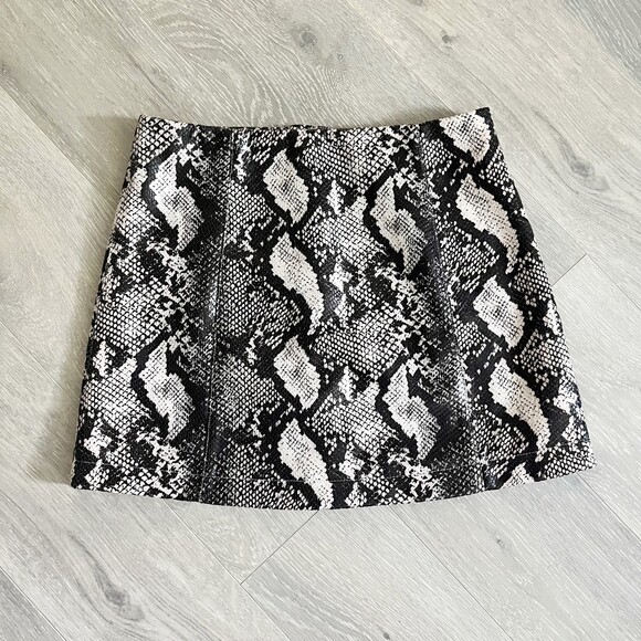 NWT Urban Outfitters Snake Skin Print Mini Skirt With Buttoned Front Small - Picture 4 of 6